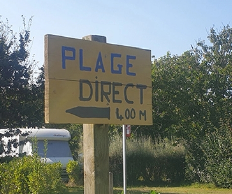 Panneau d’accès à la plage, à 400 mètres du camping Le Léhan en Bretagne