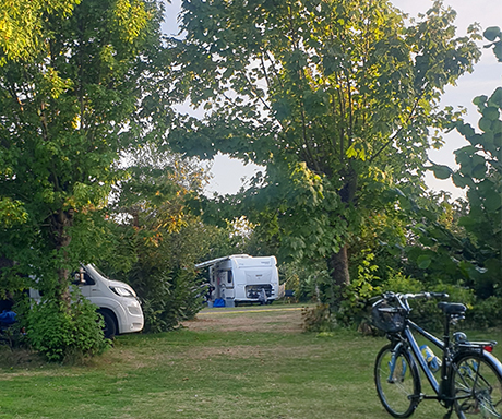 Emplacement camping en Bretagne, pour tente, caravane, van ou camping-car du camping.le Léhan