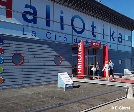 À seulement 2 km du camping Le Léhan en Bretagne, visitez Haliotika, la Cité de la Pêche au Guilvinec, qui offre une immersion unique dans le quotidien des marins bretons