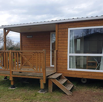 Vue extérieure du mobil-home 4 personnes avec terrasse extérieure en location au camping Le Léhan dans le Finistère Sud