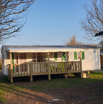 Vue extérieure du mobil-home 6 personnes en location au camping Le Léhan en Bretagne