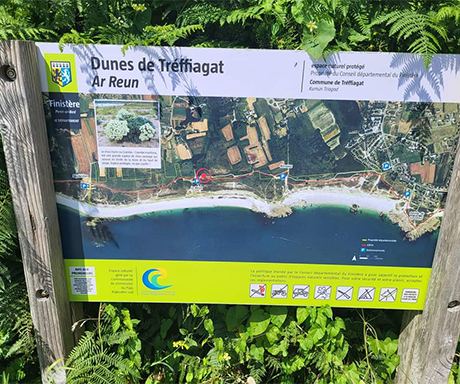 Treffiagat Dunes signpost