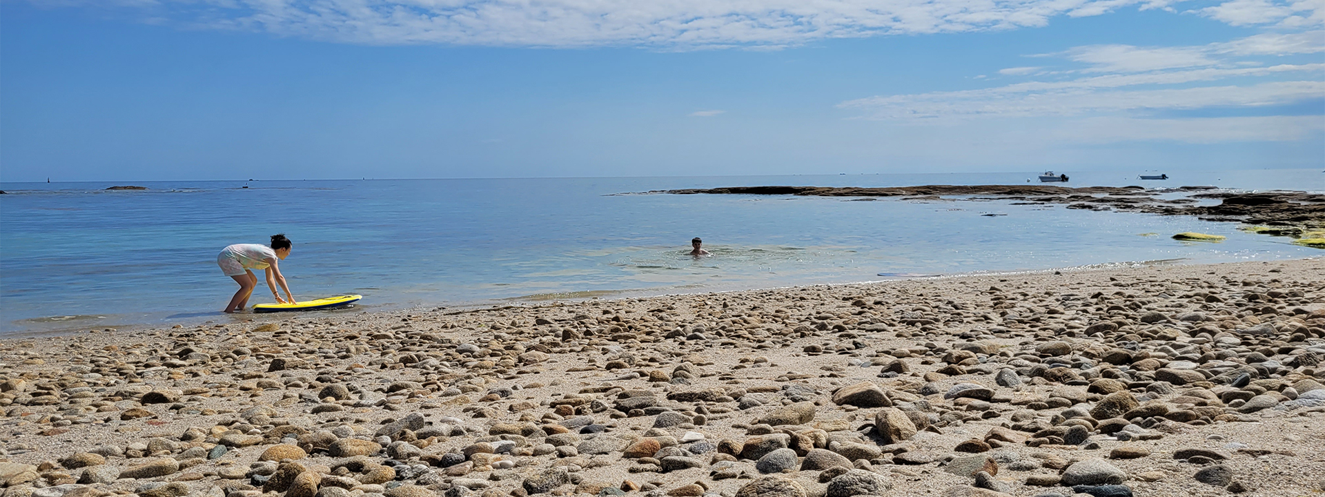 Baignade et détente à la plage située à 400 mètres du camping Le Léhan en Bretagne