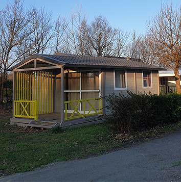 Vue extérieure du chalet en location au camping Le Léhan en Bretagne dans le Finistère Sud
