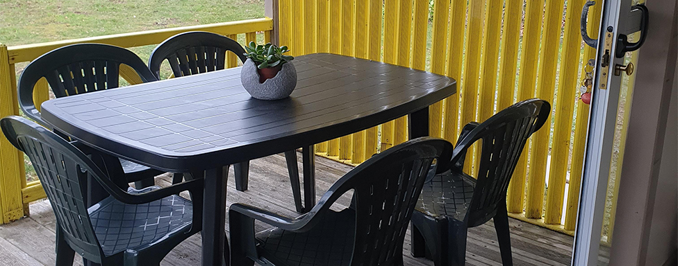 The semi-covered terrace of the 5-person chalet, available for rent at The Léhan campsite in Brittany in Finistère, by the sea