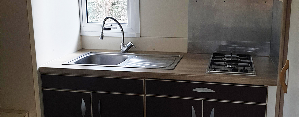 The kitchen of the 5-person chalet, available for rental at The Léhan campsite in Brittany by the sea