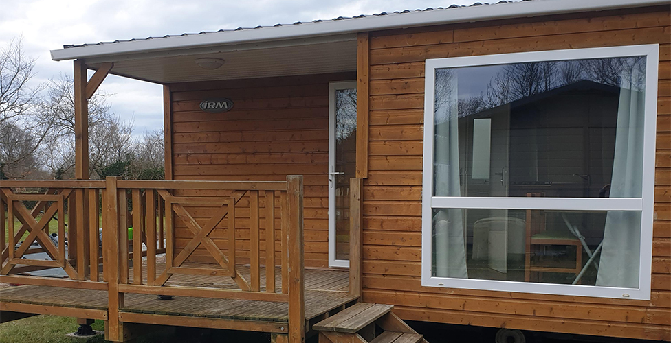 4-person mobile home with semi-covered terrace, for rent at The Léhan campsite in Brittany by the sea