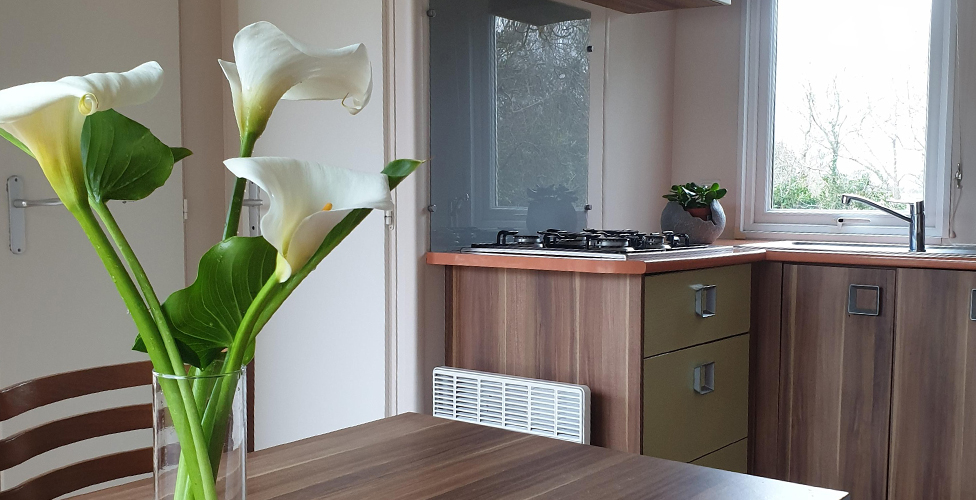 The kitchen of the 4-person mobile home, available for rental at The Léhan campsite in Brittany by the sea