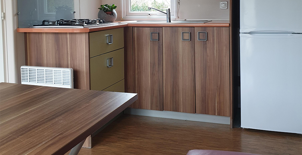 The kitchen of the 4-person mobile home, available for rental at The Léhan campsite in Brittany in Treffiagat