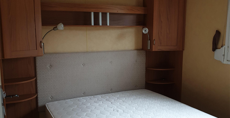 The bedroom with a double bed in the 6-person mobile home, available for rental at The Léhan campsite in Brittany by the sea