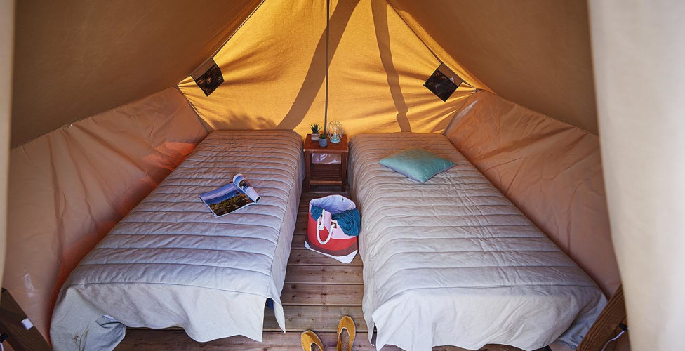 The cozy Moorea tent, available for rent at Le Léhan campsite in Brittany in Finistère, by the sea
