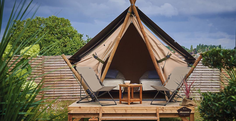 The cozy Moorea tent, available for rent at Le Léhan campsite in Brittany in Finistère, by the sea